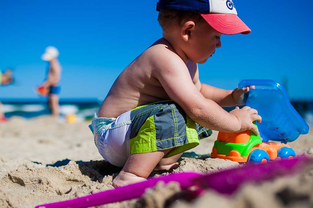Enfant faisant un chateau de sable